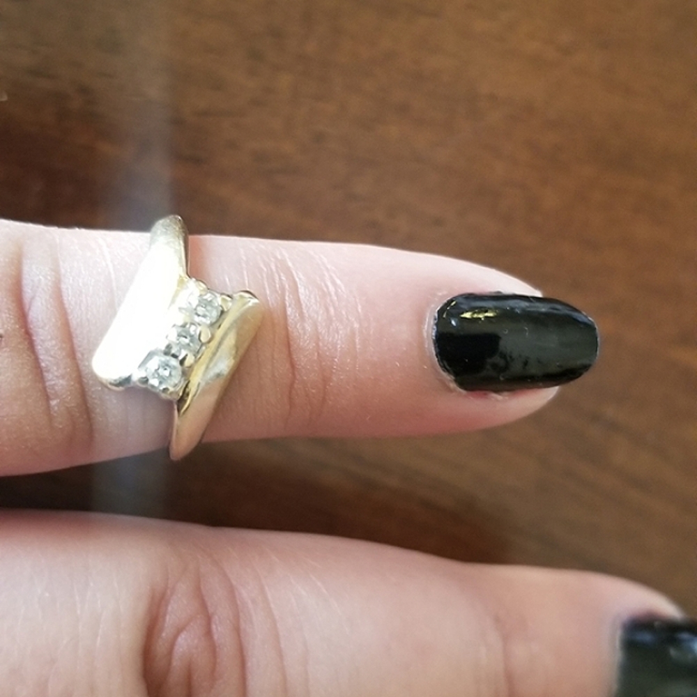 10K Gold Diamond Ring - Picture 2 of 9